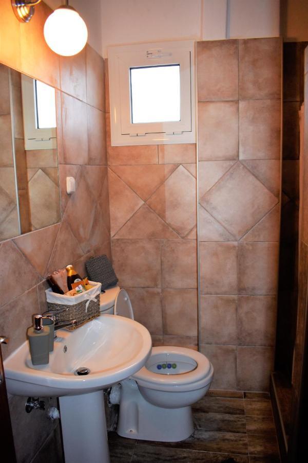 Cozy And Modern Apartment โคโมทินี ภายนอก รูปภาพ