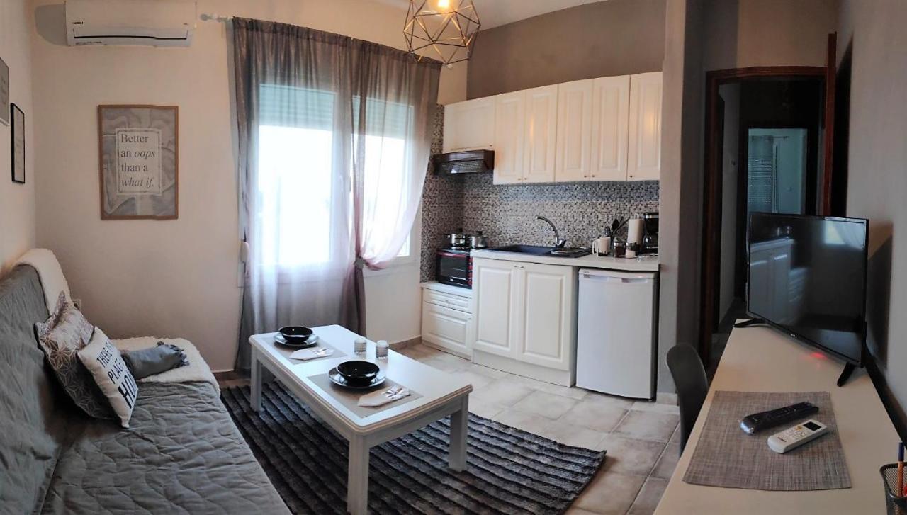 Cozy And Modern Apartment โคโมทินี ภายนอก รูปภาพ
