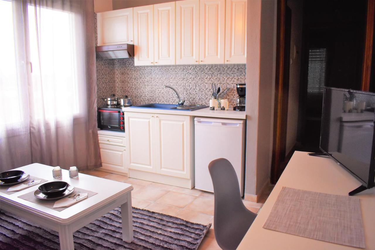 Cozy And Modern Apartment โคโมทินี ภายนอก รูปภาพ